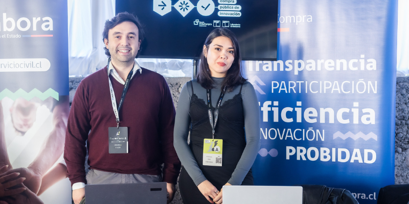 Miguel Herrera Barahona, jefe de Departamento Mercado Público y Francisca Soto Aguilera, profesional del Departamento Diseño de Servicios y Experiencia Usuaria.